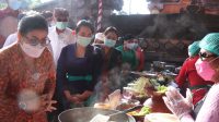 KETUA Forikan Provinsi Bali yang juga Ketua TP PKK Provinsi Bali, Putri Suastini Koster, saat menghadiri kegiatan Gerakan Memasyarakatkan Makan Ikan (Gemarikan) di Kelurahan Cempaga, Bangli, Jumat (11/6/2021). Foto: ist KETUA Forikan Provinsi Bali yang juga Ketua TP PKK Provinsi Bali, Putri Suastini Koster, saat menghadiri kegiatan Gerakan Memasyarakatkan Makan Ikan (Gemarikan) di Kelurahan Cempaga, Bangli, Jumat (11/6/2021). Foto: ist