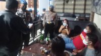 PROPAM Polres Tabanan melakukan pengecekan ke tempat-tempat hiburan malam yang ada di wilayah hukum Polres Tabanan, Selasa (28/6/2021) malam. Foto: ist PROPAM Polres Tabanan melakukan pengecekan ke tempat-tempat hiburan malam yang ada di wilayah hukum Polres Tabanan, Selasa (28/6/2021) malam. Foto: ist