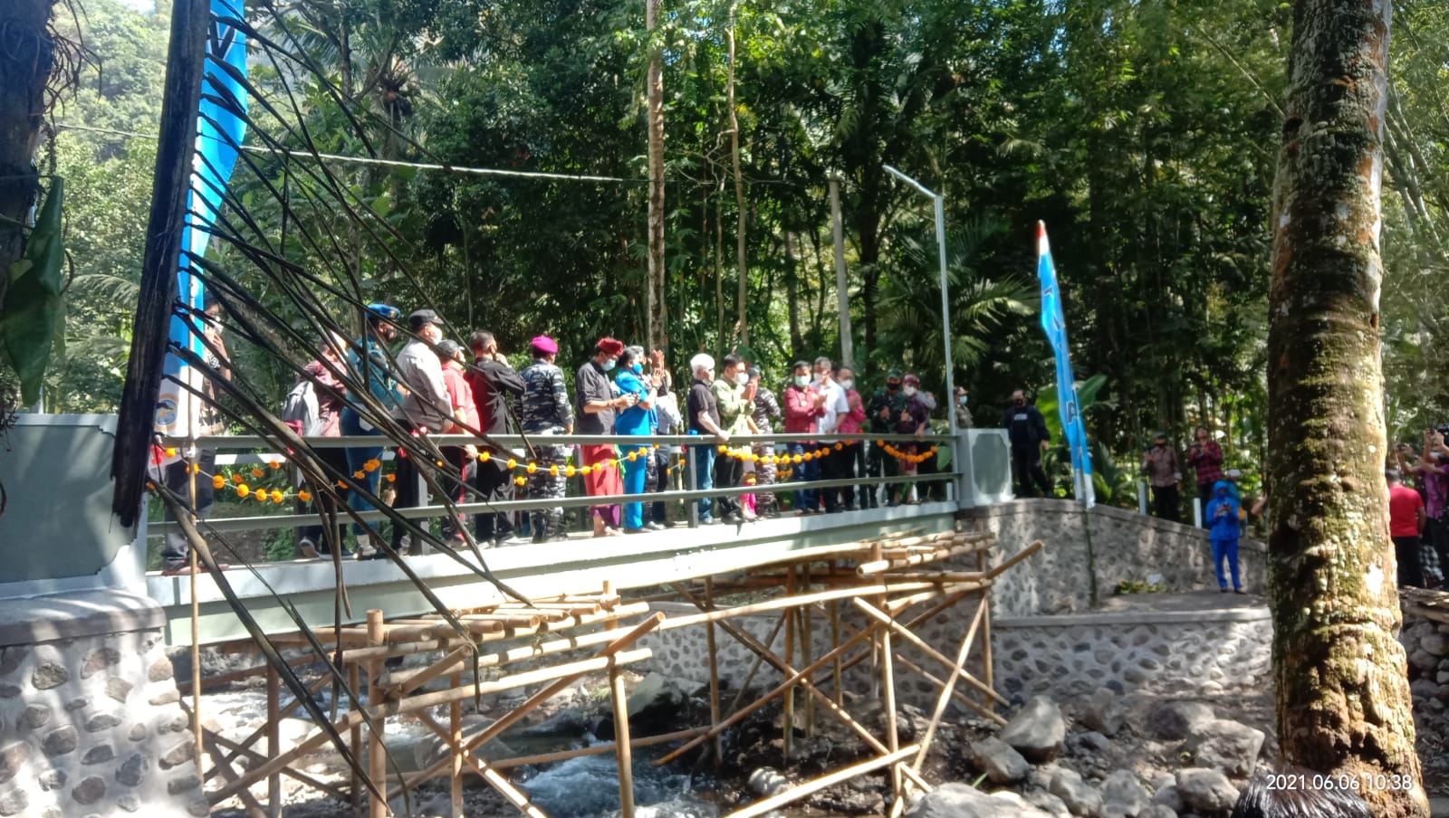 JEMBATAN Yeh Tangga (Bahari Mulia Abadi) yang menghubungkan Desa Subaya, Kecamatan Kintamani, Bangli dengan Kecamatan Tejakula, Buleleng diresmikan Kepala Staf Angkatan Laut (Kasal) Laksamana TNI Yudo Margono, melalui konferensi video, Minggu (6/6/2021). Foto: ist