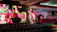 KEMBANG mengepalkan tangan dan memekikkan salam “merdeka” saat menyampaikan laporan DPC Jembrana pada Rakerda dan Rakercabsus PDIP, Minggu (20/6/2021). Dia menguraikan faktor kekalahan pada Pilkada 2020, sekaligus evaluasinya. Foto: hen KEMBANG mengepalkan tangan dan memekikkan salam “merdeka” saat menyampaikan laporan DPC Jembrana pada Rakerda dan Rakercabsus PDIP, Minggu (20/6/2021). Dia menguraikan faktor kekalahan pada Pilkada 2020, sekaligus evaluasinya. Foto: hen