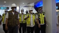 KEPALA KSP Moeldoko; didampingi Gubernur Zulkieflimansyah saat meninjau progres pembangunan proyek di Bandara Internasional Zainuddin Abdul Madjid, Senin (7/6/2021). Foto: ist KEPALA KSP Moeldoko; didampingi Gubernur Zulkieflimansyah saat meninjau progres pembangunan proyek di Bandara Internasional Zainuddin Abdul Madjid, Senin (7/6/2021). Foto: ist