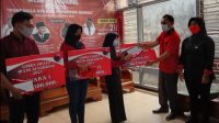 KETUA DPC PDIP Kota Mataram, Made Slamet, didampingi Sekretaris Nyayu Ernawati saat menyerahkan juara lomba pidato mirip Bung Karno kepada tiga pelajar dan mahasiswa di Kota Mataram, Senin (21/6/2021). Foto: rul KETUA DPC PDIP Kota Mataram, Made Slamet, didampingi Sekretaris Nyayu Ernawati saat menyerahkan juara lomba pidato mirip Bung Karno kepada tiga pelajar dan mahasiswa di Kota Mataram, Senin (21/6/2021). Foto: rul