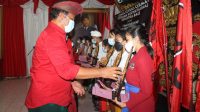 KETUA DPC PDIP Klungkung, AA Gde Anom, menyerahkan hadiah kepada pemenang lomba cerdas cermat susastra Bali di sekretariat DPC PDIP Klungkung, Sabtu (5/6/2021). Foto: ist KETUA DPC PDIP Klungkung, AA Gde Anom, menyerahkan hadiah kepada pemenang lomba cerdas cermat susastra Bali di sekretariat DPC PDIP Klungkung, Sabtu (5/6/2021). Foto: ist