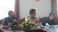 ANGGOTA DPRD Gianyar, Kadek Wardana; didampingi Plt. Kadis Koperasi Dewa Alit Mudarta dan perwakilan nasabah Koperasi GASB. Foto: adi ANGGOTA DPRD Gianyar, Kadek Wardana; didampingi Plt. Kadis Koperasi Dewa Alit Mudarta dan perwakilan nasabah Koperasi GASB. Foto: adi