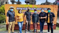 PERWAKILAN dari PT Santos Jaya Abadi dan Radio Gema Merdeka Denpasar foto bersama usai memberi donasi kepada pengelola Desa Wisata Penglipuran. Foto: ist PERWAKILAN dari PT Santos Jaya Abadi dan Radio Gema Merdeka Denpasar foto bersama usai memberi donasi kepada pengelola Desa Wisata Penglipuran. Foto: ist