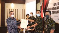 KETUA KPU Tabanan, I Gede Putu Weda Subawa; menyerahkan hasil Rakor PDPB kepada Ketua Bawaslu Tabanan, I Made Rumada, Selasa (29/6/2021). Hasil yang sama juga diberikan kepada masing-masing undangan. Foto: ist KETUA KPU Tabanan, I Gede Putu Weda Subawa; menyerahkan hasil Rakor PDPB kepada Ketua Bawaslu Tabanan, I Made Rumada, Selasa (29/6/2021). Hasil yang sama juga diberikan kepada masing-masing undangan. Foto: ist