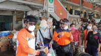 LIDARTAWAN bersama Rentin dan komisioner lainnya saat membagikan masker di Pasar Kereneng, Denpasar usai gowes dari daerah Sangeh di Kabupaten Badung, Jumat (4/6/2021). Foto: hen LIDARTAWAN bersama Rentin dan komisioner lainnya saat membagikan masker di Pasar Kereneng, Denpasar usai gowes dari daerah Sangeh di Kabupaten Badung, Jumat (4/6/2021). Foto: hen