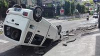 KONDISI mobil yang terbalik akibat insiden lakalantas tunggal di Jalan Srikandi, Desa Baktiseraga, Buleleng. Foto: ist KONDISI mobil yang terbalik akibat insiden lakalantas tunggal di Jalan Srikandi, Desa Baktiseraga, Buleleng. Foto: ist