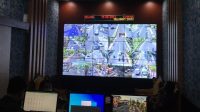 PETUGAS memantau kondisi lalin dari ruang lantai CCTV. Foto: adi PETUGAS memantau kondisi lalin dari ruang lantai CCTV. Foto: adi