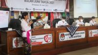 DEWA Ayu Sekar Anggaraeni (pegang mik) menjelaskan PDPB yang dijalankan KPU Denpasar dalam rakor bersama para pengampu kepentingan, Kamis (24/6/2021). Foto: ist DEWA Ayu Sekar Anggaraeni (pegang mik) menjelaskan PDPB yang dijalankan KPU Denpasar dalam rakor bersama para pengampu kepentingan, Kamis (24/6/2021). Foto: ist