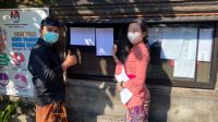 PETUGAS KPU Denpasar memasang Daftar Pemilih Berkelanjutan di papan pengumuman KPU Denpasar. Foto: hen PETUGAS KPU Denpasar memasang Daftar Pemilih Berkelanjutan di papan pengumuman KPU Denpasar. Foto: hen