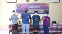 PNB PERBEKEL Desa Cau Belayu I Putu Eka Jayantara; Ketua Unit Pengabdian kepada Masyarakat PNB, Putu Adi Suprapto; Ketua Prodi Usaha Perjalanan Wisata PNB, Wayan Basi Arjana; Ketua Jurusan Pariwisata PNB, Ni Made Ernawati (kiri ke kanan) usai pembukaan acara Pengabdian Prodi UPW-PNB di Desa Wisata Cau Belayu. Foto: Ist