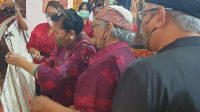 PUTRI Suastini Koster didampingi perajin Nyoman Sudira mencoba membuat motif tenun ikat saat workshop Kreativitas Mendesain Endek Bali dengan Teknik Digital dan Harmoni Pewarnaan yang dilangsungkan DPD PDIP Bali, Minggu (6/6/2021). Foto: hen PUTRI Suastini Koster didampingi perajin Nyoman Sudira mencoba membuat motif tenun ikat saat workshop Kreativitas Mendesain Endek Bali dengan Teknik Digital dan Harmoni Pewarnaan yang dilangsungkan DPD PDIP Bali, Minggu (6/6/2021). Foto: hen