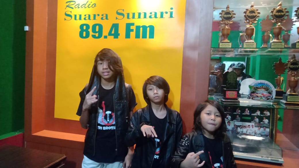 PERSONEL Tri Brothers saat menyambangi Radio Suara Sunari di bilangan Tohpati, Kota Denpasar. Foto: ist