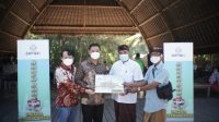 PENYERAHAN simbolis CSR DFSK berupa 6 ton semen untuk pembangunan Pura Paibon Pasek Kayu Selem, Desa Besan, Kecamatan Dawan, Klungkung, usai kegiatan media challenge, Sabtu (19/6/2021). Foto: rap PENYERAHAN simbolis CSR DFSK berupa 6 ton semen untuk pembangunan Pura Paibon Pasek Kayu Selem, Desa Besan, Kecamatan Dawan, Klungkung, usai kegiatan media challenge, Sabtu (19/6/2021). Foto: rap