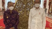 PRESIDEN Jokowi dan Gubernur Koster seusai mengikuti rapat terbatas membahas pemulihan pariwisata Bali di Istana Merdeka, Senin (7/6/2021). Foto: ist PRESIDEN Jokowi dan Gubernur Koster seusai mengikuti rapat terbatas membahas pemulihan pariwisata Bali di Istana Merdeka, Senin (7/6/2021). Foto: ist