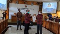 LIDARTAWAN (kanan) menyerahkan berita acara kepada Rudia usai Rakor PDPB di KPU Bali, Selasa (29/6/2021). Foto: ist LIDARTAWAN (kanan) menyerahkan berita acara kepada Rudia usai Rakor PDPB di KPU Bali, Selasa (29/6/2021). Foto: ist