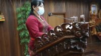NI Ketut Suwerni, membacakan Ranperda tentang Perusahaan Umum Daerah Air Minum Panca Mahottama Kabupaten Klungkung, Kamis (3/6/2021). Foto: ist NI Ketut Suwerni, membacakan Ranperda tentang Perusahaan Umum Daerah Air Minum Panca Mahottama Kabupaten Klungkung, Kamis (3/6/2021). Foto: ist
