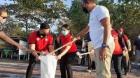 SEKRETARIS Daerah Kabupaten Gianyar, Made Gede Wisnu Wijaya, ditemui saat melakukan bersih-bersih pantai di Pantai Lebih Gianyar. Foto: adi SEKRETARIS Daerah Kabupaten Gianyar, Made Gede Wisnu Wijaya, ditemui saat melakukan bersih-bersih pantai di Pantai Lebih Gianyar. Foto: adi