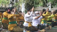 MEMPERINGATI HUT ke-33 WHDI, Pengurus dan anggota WHDI Kabupaten Tabanan melakukan persembahyangan bersama di Pura Batu Meringgit dan Pura Teratai Bang, Bedugul, Baturiti, Jumat (4/6/2021). Foto: ist MEMPERINGATI HUT ke-33 WHDI, Pengurus dan anggota WHDI Kabupaten Tabanan melakukan persembahyangan bersama di Pura Batu Meringgit dan Pura Teratai Bang, Bedugul, Baturiti, Jumat (4/6/2021). Foto: ist
