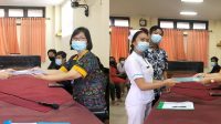 KEPALA SMK Bali Dewata, Ni Ketut Sutarsih, (kiri) dan Kepala SMK Kesehatan Bali Dewata, Ns. Ni Kadek Bayu Sintha Sri Utami, menyerahkan penghargaan kepada siswa berprestasi, Senin (14/6/2021). Foto: tra KEPALA SMK Bali Dewata, Ni Ketut Sutarsih, (kiri) dan Kepala SMK Kesehatan Bali Dewata, Ns. Ni Kadek Bayu Sintha Sri Utami, menyerahkan penghargaan kepada siswa berprestasi, Senin (14/6/2021). Foto: tra