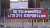 SPANDUK di pintu masuk stadion Dipta yang berisi tulisan “Area ini dalam pemantauan Satgas Covid-19 Kabupaten Gianyar”. Foto: adi SPANDUK di pintu masuk stadion Dipta yang berisi tulisan “Area ini dalam pemantauan Satgas Covid-19 Kabupaten Gianyar”. Foto: adi