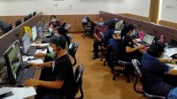 PROSES verifikasi berkas pendaftaran PPDB SMPN di Denpasar jalur prestasi hari pertama di SMPN 9 Denpasar, Jumat (18/6/2021). Foto: ist PROSES verifikasi berkas pendaftaran PPDB SMPN di Denpasar jalur prestasi hari pertama di SMPN 9 Denpasar, Jumat (18/6/2021). Foto: ist