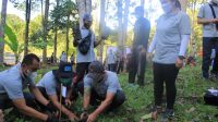 WABUP Ipat saat melakukan penanaman pohon di Desa Manistutu, Jumat (11/6/2021). Foto: ist WABUP Ipat saat melakukan penanaman pohon di Desa Manistutu, Jumat (11/6/2021). Foto: ist