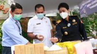 WABUP Kasta mengajak Kepala Kantor Bea Cukai Denpasar, Kusuma Wati Wahyuningsih, melihat pameran UMKM, Rabu (23/6/2021). Foto: ist WABUP Kasta mengajak Kepala Kantor Bea Cukai Denpasar, Kusuma Wati Wahyuningsih, melihat pameran UMKM, Rabu (23/6/2021). Foto: ist