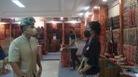 WABUP Ipat saat menemui salah satu stan perajin songket di area pameran PKB ke-43 di Taman Budaya Bali, Denpasar, Sabtu (12/6/2021). Foto: ist WABUP Ipat saat menemui salah satu stan perajin songket di area pameran PKB ke-43 di Taman Budaya Bali, Denpasar, Sabtu (12/6/2021). Foto: ist