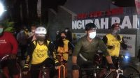 gus adhi golkar GUS Adhi (dua kanan) saat bersepeda malam usai sosialisasi keselamatan berkendara di jalan raya di Sekolah/Yayasan Ngurah Rai Kerobokan, Kamis (3/6/2021). Foto: Ist