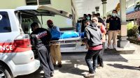 JENAZAH korban tenggelamnya KMP Yunicee saat dijemput pihak keluarga di RSUD Negara, Jembrana, Rabu (30/6/2021). Foto: ist JENAZAH korban tenggelamnya KMP Yunicee saat dijemput pihak keluarga di RSUD Negara, Jembrana, Rabu (30/6/2021). Foto: ist