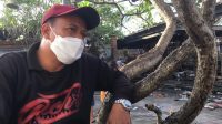 SALAH seorang pedagang di Pasar Umum Blahbatuh, meratapi kiosnya yang ludes dilalap si jago merah, Rabu (16/6/2021). Foto: adi SALAH seorang pedagang di Pasar Umum Blahbatuh, meratapi kiosnya yang ludes dilalap si jago merah, Rabu (16/6/2021). Foto: adi