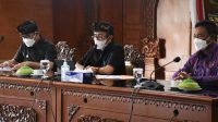 WALI Kota Jaya Negara (tengah) bersama Wawali Arya Wibawa dan Ketua DPRD Ngurah Gede saat rapat terkait PPKM Darurat, Jumat (2/7/2021) di Kantor Wali Kota Denpasar. Foto: ist WALI Kota Jaya Negara (tengah) bersama Wawali Arya Wibawa dan Ketua DPRD Ngurah Gede saat rapat terkait PPKM Darurat, Jumat (2/7/2021) di Kantor Wali Kota Denpasar. Foto: ist