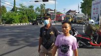 PETUGAS Satpol PP Denpasar menggiring salah seorang pelanggar prokes yang terjaring saat operasi yustisi, Jumat (2/7/2021). Foto: ist PETUGAS Satpol PP Denpasar menggiring salah seorang pelanggar prokes yang terjaring saat operasi yustisi, Jumat (2/7/2021). Foto: ist