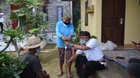 LIDARTAWAN saat membantu warga lansia di Desa Susut Bangli untuk mencoba alat bantu jalan. Foto: ist LIDARTAWAN saat membantu warga lansia di Desa Susut Bangli untuk mencoba alat bantu jalan. Foto: ist