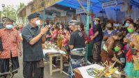 BUPATI Gianyar, Made Mahayastra, meninjau pelaksanaan upacara adat. Foto: ist BUPATI Gianyar, Made Mahayastra, meninjau pelaksanaan upacara adat. Foto: ist