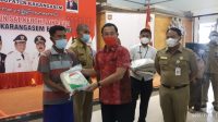 BUPATI Karangasem, I Gede Dana, menyerahkan bantuan sosial (bansos) secara simbolis berupa beras sebanyak 3.000 paket bagi masyarakat yang terdampak PPKM di Wantilan Nawa Satya Kantor Bupati Karangasem, Senin (26/7/2021). Foto: ist BUPATI Karangasem, I Gede Dana, menyerahkan bantuan sosial (bansos) secara simbolis berupa beras sebanyak 3.000 paket bagi masyarakat yang terdampak PPKM di Wantilan Nawa Satya Kantor Bupati Karangasem, Senin (26/7/2021). Foto: ist