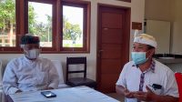 Bendesa Madya MDA Bangli, Jro Ketut Kayanya didampingi Penyarikan Madya MDA Bangli, I Nyoman Wandri di Kantor MDA Bangli