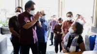 BUPATI Giri Prasta saat memantau proses pencairan BLT di Kecamatan Kuta Utara, Kecamatan Kuta, dan Kecamatan Kuta Selatan, Selasa (27/7/2021). Foto: ist BUPATI Giri Prasta saat memantau proses pencairan BLT di Kecamatan Kuta Utara, Kecamatan Kuta, dan Kecamatan Kuta Selatan, Selasa (27/7/2021). Foto: ist