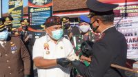 Bupati Tamba saat memberikan kejuatan ke Mapolres Jembrana bersama Dandim
