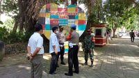CAMAT Dentim, I Wayan Herman; Kapolsek Dentim, Tri Joko Widianto; Danramil Dentim serta anggota satgas melaksanakan pemantauan Penerapan Pembatasan Kegiatan Masyarakat (PPKM) Darurat di kawasan Desa Kesiman Kertalangu, Minggu (4/7/2021). Foto: ist CAMAT Dentim, I Wayan Herman; Kapolsek Dentim, Tri Joko Widianto; Danramil Dentim serta anggota satgas melaksanakan pemantauan Penerapan Pembatasan Kegiatan Masyarakat (PPKM) Darurat di kawasan Desa Kesiman Kertalangu, Minggu (4/7/2021). Foto: ist