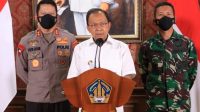 Gubernur Koster (tengah) saat menyampaikan Pemberlakuan Pembatasan Kegiatan Masyarakat (PPKM) Darurat Covid-19 di Gedung Gajah Jayasabha