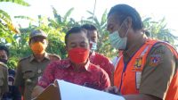 JEMBATAN Subagan-Asak yang ambruk bertahun-tahun lalu akhirnya siap dibangun kembali. Bupati Karangasem, I Gede Dana, meninjau ke lokasi, Senin (26/7/2021) pagi untuk memastikan pengerjaannya tidak lagi asal-asalan. Foto: ist JEMBATAN Subagan-Asak yang ambruk bertahun-tahun lalu akhirnya siap dibangun kembali. Bupati Karangasem, I Gede Dana, meninjau ke lokasi, Senin (26/7/2021) pagi untuk memastikan pengerjaannya tidak lagi asal-asalan. Foto: ist