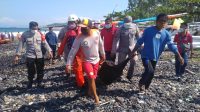 Jenazah I Ketut Sadiana (44), warga Desa Rendang, Karangasem dievakuasi warga dan petugas