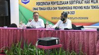KEPALA Dinas Tenaga Kerja dan Transmigrasi Provinsi NTB, Gede Putu Aryadi (kiri) saat menghadiri rapat evaluasi izin prinsip pelepasan kawasan hutan (IPPKH) dan percepatan penyelesaian sertifikat hak milik (SHM), Kamis (1/7/2021). Foto: rul KEPALA Dinas Tenaga Kerja dan Transmigrasi Provinsi NTB, Gede Putu Aryadi (kiri) saat menghadiri rapat evaluasi izin prinsip pelepasan kawasan hutan (IPPKH) dan percepatan penyelesaian sertifikat hak milik (SHM), Kamis (1/7/2021). Foto: rul