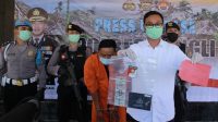 KASATRESKRIM Polres Bangli, AKP Androyuan Elim, menunjukkan barang bukti dan tersangka curanmor, I Made Wirata alias Selem (32). Empat kali masuk-keluar penjara tidak cukup menyadarkan pria asal Desa Taro, Kecamatan Tegallalang, Gianyar itu. Foto: ist KASATRESKRIM Polres Bangli, AKP Androyuan Elim, menunjukkan barang bukti dan tersangka curanmor, I Made Wirata alias Selem (32). Empat kali masuk-keluar penjara tidak cukup menyadarkan pria asal Desa Taro, Kecamatan Tegallalang, Gianyar itu. Foto: ist