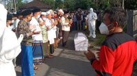 KETUA Komisi V DPRD NTB, TGH Mahally Fikri, saat memimpin shalat jenazah Sekretaris DPD Demokrat NTB, Zainul Aidi, di Praya. Namun almarhum tidak masuk namanya di data Satgas Covid-19 Provinsi NTB. Foto: rul KETUA Komisi V DPRD NTB, TGH Mahally Fikri, saat memimpin shalat jenazah Sekretaris DPD Demokrat NTB, Zainul Aidi, di Praya. Namun almarhum tidak masuk namanya di data Satgas Covid-19 Provinsi NTB. Foto: rul