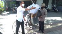 KOMISIONER KPU Bali, Gde John Darmawan, usai menyerahkan bantuan paket sembako kepada warga sasaran di Denpasar, Senin (26/7/2021). Aksi sosial itu memakai dana hasil saweran komisioner dan staf KPU Bali untuk meringankan beban masyarakat terdampak Covid-19 dan PPKM Level IV di Bali. Foto: ist KOMISIONER KPU Bali, Gde John Darmawan, usai menyerahkan bantuan paket sembako kepada warga sasaran di Denpasar, Senin (26/7/2021). Aksi sosial itu memakai dana hasil saweran komisioner dan staf KPU Bali untuk meringankan beban masyarakat terdampak Covid-19 dan PPKM Level IV di Bali. Foto: ist