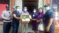 Plt. Kadisdikpora Kota Denpasar, IGN Eddy Mulya, Jumat (30/7/2021) menyerahkan 250 bungkus nasi jinggo kepada masyarakat Desa Sumerta Kauh. Foto: tra Plt. Kadisdikpora Kota Denpasar, IGN Eddy Mulya, Jumat (30/7/2021) menyerahkan 250 bungkus nasi jinggo kepada masyarakat Desa Sumerta Kauh. Foto: tra